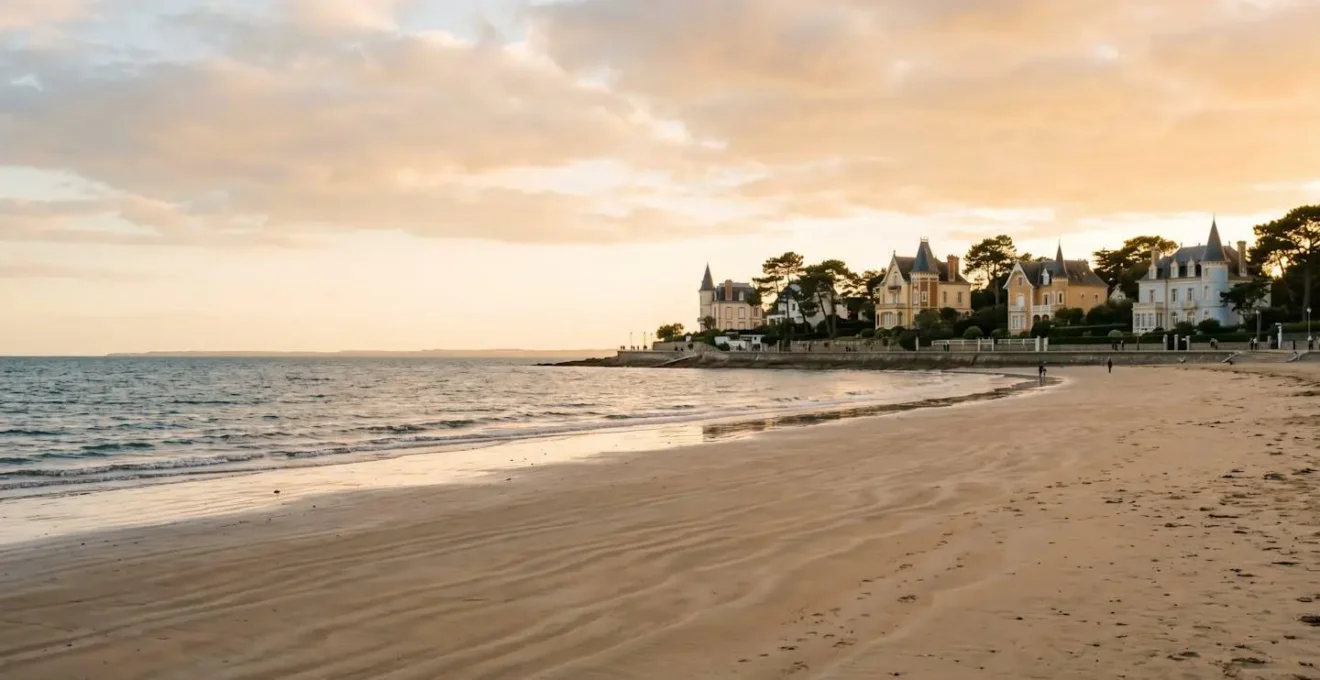 Vue panoramique sur la plage de La Baule avec ses villas Belle Époque en arrière-plan et l'océan Atlantique