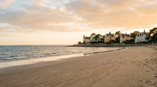 Vue panoramique sur la plage de La Baule avec ses villas Belle Époque en arrière-plan et l'océan Atlantique