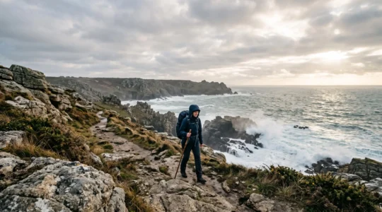Randonneur avançant sur le sentier granitique de la cote sauvage entre Le Croisic et Batz-sur-Mer face a l'ocean Atlantique
